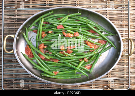 Grüne Bohnen mit mediterranen Tomaten gekocht. Foto: Jeff Gilbert Stockfoto