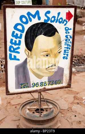 Niger August 2010. Friseure mit Hand gemalte Zeichen Stockfoto