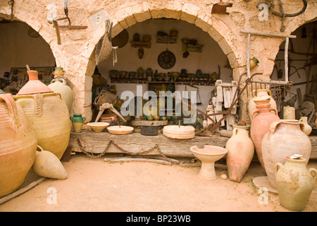 Artefakte in das Töpfereimuseum in dem Dorf Guellala auf der Insel Djerba, Tunesien. Stockfoto