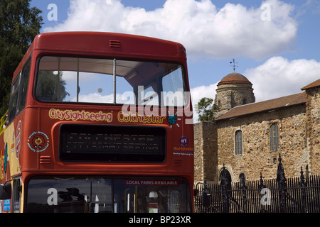 Colchester den open Top-Tourbus geparkt außerhalb Colchester Castle Stockfoto