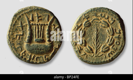 MÜNZEN VON DER BAR-KOHBA-KRIEG GEGEN DIE RÖMER JAHR 2 (132-3 AD.) DARSTELLUNG EINER FÜNF SAITIGE BREITEN LEIER MÖGLICHERWEISE VERWENDET, DER Stockfoto