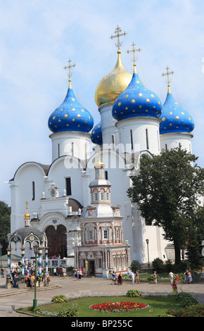 Uspenski-Kathedrale mit Kapelle Over the gut in die Heilige Dreifaltigkeit - St. Sergius Lavra, Sergiev Posad, Bezirk Moskau, Russland Stockfoto