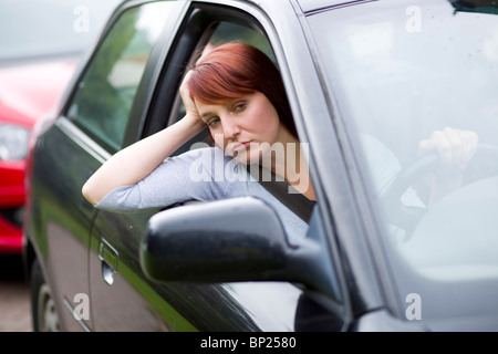 Frau aus Autofenster gestikulieren Stockfoto