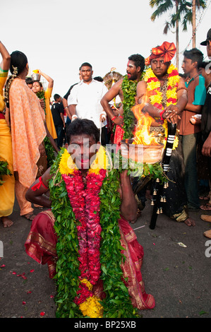 Hinduistische Pilger in Trance mit einem Topf des Feuers während Thaipusam Festival in Batu Caves in Kuala Lumpur Stockfoto