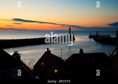 Sommer Sonnenuntergang über dem Hafen von Whitby, North Yorkshire Coast Stockfoto