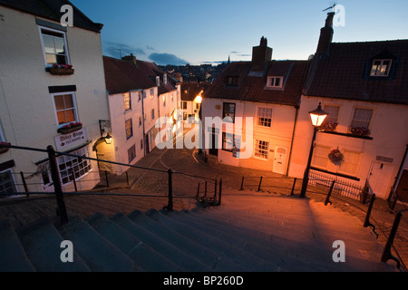 Whitby Altstadt in der Abenddämmerung, North Yorkshire Coast Stockfoto