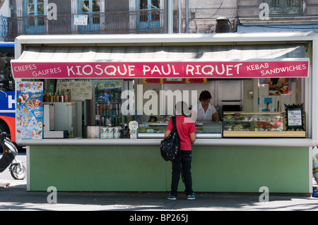 Eine französische Snackbar Kiosk in Allee Paul Riquet, Beziers, Languedoc, Frankreich Stockfoto