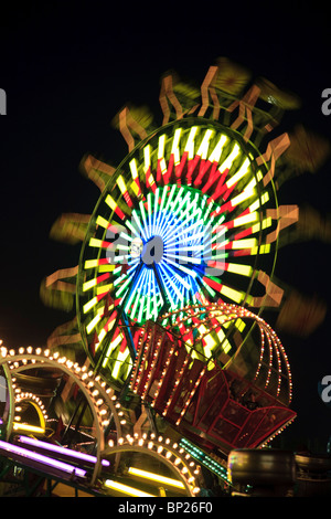 Amusement Rides mit Bewegungsunschärfe am Abend an der Kentucky State Fair Midway Louisville Kentucky Stockfoto