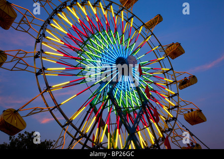 Amusement Rides mit Bewegungsunschärfe am Abend an der Kentucky State Fair Midway Louisville Kentucky Stockfoto