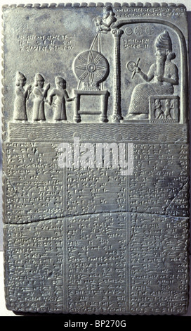 1362 DER SONNENGOTT SCHAMASCH AUF SEINEM THRON IN SEINEM HEILIGTUM. STONE TABLET VON ABU HABBAH Stockfoto