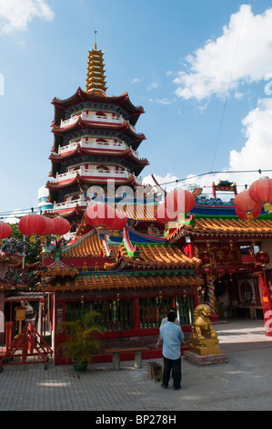 Zwei Männer reden vor der 7-geschossige chinesische Pagode geformt Tua Pek Kong Temple am Jalan Tempel. Stockfoto