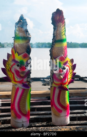 Riesen Räucherstäbchen mit Drachen Gesichter an Tua Pek Kong Temple brennt. Stockfoto