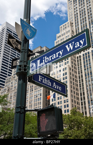 Wegweiser 41st Street und 5th Avenue gegenüber NYPL, NYC, USA Stockfoto