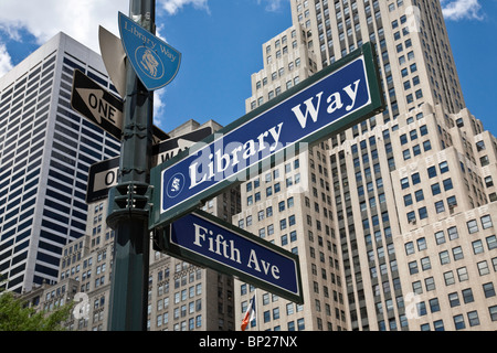 Wegweiser 41st Street und 5th Avenue gegenüber NYPL Stockfoto