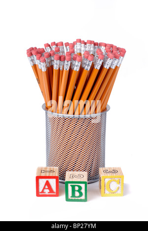 Topf voll mit Bleistift mit Kinder Alphabet Ziegel, ABC, Isolated On White Background Stockfoto