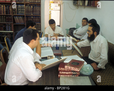 1760. STUDIUM DER BIBEL IM ZUSAMMENHANG MIT SCHRIFTEN IN EINER JESCHIWA JERUSALEMS Stockfoto