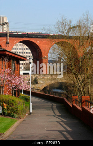 Cheshire, Stockport, Stadtzentrum, Ziegel Eisenbahnviadukt und Straße Brücke über Fluss Mersey Stockfoto