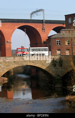 Cheshire, Stockport, Stadtzentrum, Ziegel Eisenbahnviadukt und Straße Brücke über Fluss Mersey Stockfoto