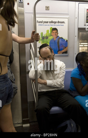 Orthodoxen jüdischen Mann fährt die u-Bahn in Brooklyn, New York Stockfoto