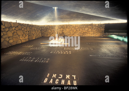 2378. YAD VASHEM - DIE HALLE DER ERINNERUNG, WO DAS EWIGE FEUER IN GEDENKEN AN DIE HOLOCAUSTOPFER BRENNT Stockfoto