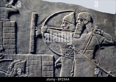 ASSYRISCHE ARMEE BOGENSCHÜTZEN, WÄHREND MAN DEN PFEIL SCHIEßT DER ANDERE IHN MIT EINEM SCHILD RELIEF AUS NIMRUD, CA. 865 V.CHR. SCHÜTZT Stockfoto