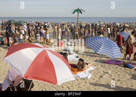 Der Strand von Coney Island an einem heißen Sommertag, Brooklyn, NY. Stockfoto