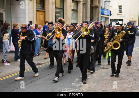 Wonderbrass Messing Jazzband Parade durch Straßen von Brecon Stadt während Brecon Jazz Festival 2010 Stockfoto