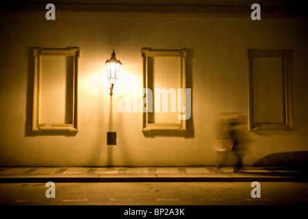 Lampe in der Nacht auf einer Straße in Prag, Tschechische Republik Stockfoto