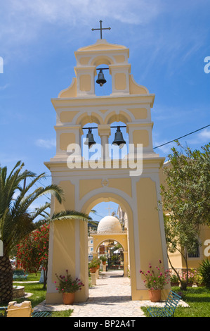 Freistehende Glockenturm in der Kirche in Sidari auf der griechischen Insel Korfu Griechenland GR Stockfoto