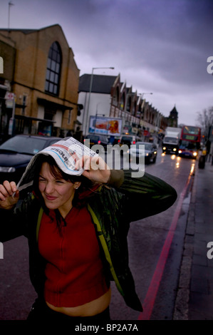 Regen verursacht ein Ärgernis für Pendler in London, England. England ist berüchtigt für seine schlechten Wetters. Stockfoto