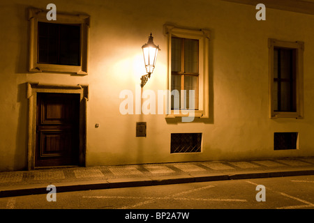 Lampe in der Nacht auf einer Straße in Prag, Tschechische Republik Stockfoto