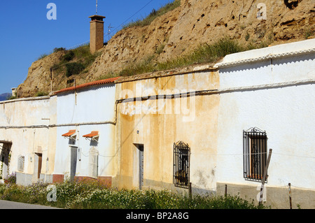 Höhle wohnt in Höhlenwohnungen Viertel (Barrio de Las Cuevas), Guadix, Provinz Granada, Andalusien, Südspanien, Westeuropa. Stockfoto