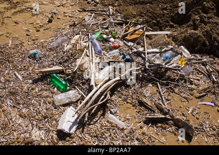 Kunststoff-Flaschen Strandgut angespült am Strand von Sidari auf der griechischen Insel Korfu Griechenland GR Stockfoto