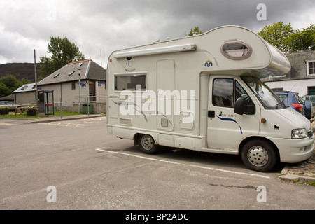 Blick auf Parkplatz und öffentliche Toiletten in der schottischen Highland-Stadt Braemar in der Nähe von Balmoral Castle. Stockfoto