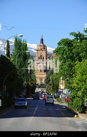 Blick auf den Dom mit dem Schnee bedeckt Berge nach hinten, Guadix, Provinz Granada, Andalusien, Südspanien, Westeuropa. Stockfoto