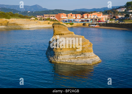 Blick über den malerischen Canal d ' Amour in Sidari auf der griechischen Insel Korfu Griechenland GR Stockfoto