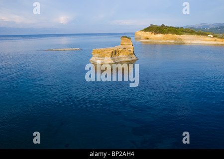 Blick über den malerischen Canal d ' Amour in Sidari auf der griechischen Insel Korfu Griechenland GR Stockfoto