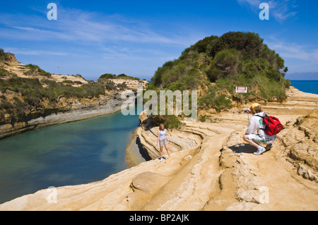 Blick über den malerischen Canal d ' Amour in Sidari auf der griechischen Insel Korfu Griechenland GR Stockfoto