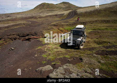 Land Rover Defender 90 300TDI navigiert einen gewaschenen Weg im Hochland von Island Stockfoto