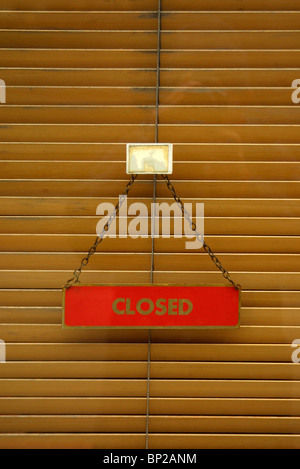 Geschlossene Schild an der Tür in einem Café in London, UK. Stockfoto