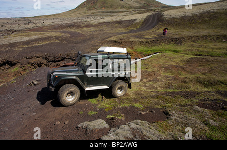 Land Rover Defender 90 300TDI navigiert einen gewaschenen Weg im Hochland von Island Stockfoto