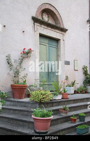 Die Schritte einer Kirche, das Bergdorf Sassetta, Toskana, Italien Stockfoto