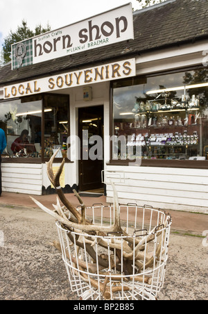 Blick auf das Horn-Shop in der schottischen Highland-Stadt Braemar in der Nähe von Balmoral Castle. Stockfoto