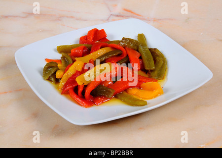 Tapas, gemischte Paprika in Olivenöl, Spanien, Westeuropa. Stockfoto