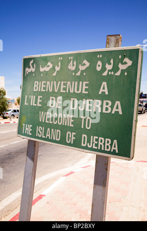 Ein Zeichen in Arabisch, Französisch und Englisch begrüßt die Menschen auf der Insel Djerba in Tunesien. Stockfoto