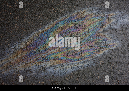 Buntfarben auf Straße Oberfläche Asphalt in Oban, Schottland. Stockfoto