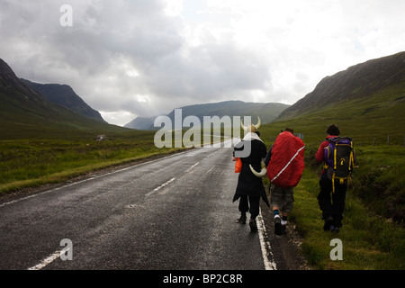 Viking Horn Helm Freunde auf heidnischen Fruchtbarkeit Wassail gehen Ritus aus Glasgow durch Glencoe. Stockfoto