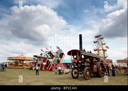 Fowler Showmans Zugmaschine "Löwe" Steam fair Fahrten bei einer Messe in England Dampf einschalten Stockfoto