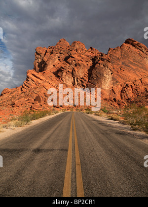 Valley of Fire Nevada. Straße in Richtung Sandsteinfelsen. Stockfoto