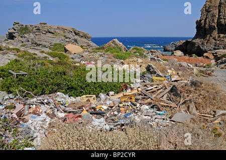 Müll illegal auf Kreta Strand deponiert. Livadia, Kreta, Griechenland. Stockfoto